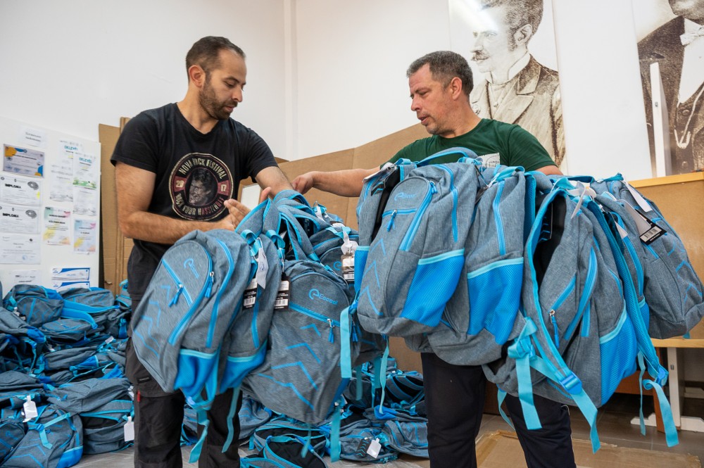 Tizenhárom éves az Iskolatáska Program. Tanfelszerelés és útmutató kisfüzet iskolakezdésre